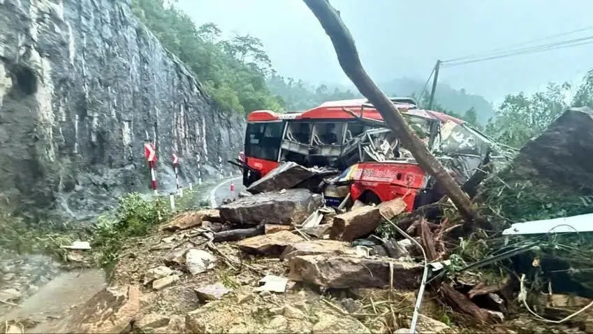 Sạt lở đèo Khánh Lê khiến 6 người thương vong